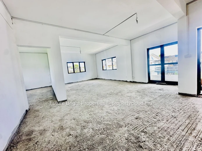 FIRST-FLOOR UNFINISHED APARTMENT FOR SALE – 191 m² OF POTENTIAL IN QUATRE BORNES