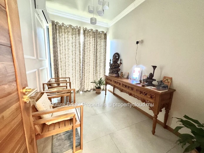 A Sanctuary of Serenity in the Heart of an Enchanting Domaine: An Elegant Haven Embracing Authentic Nature
