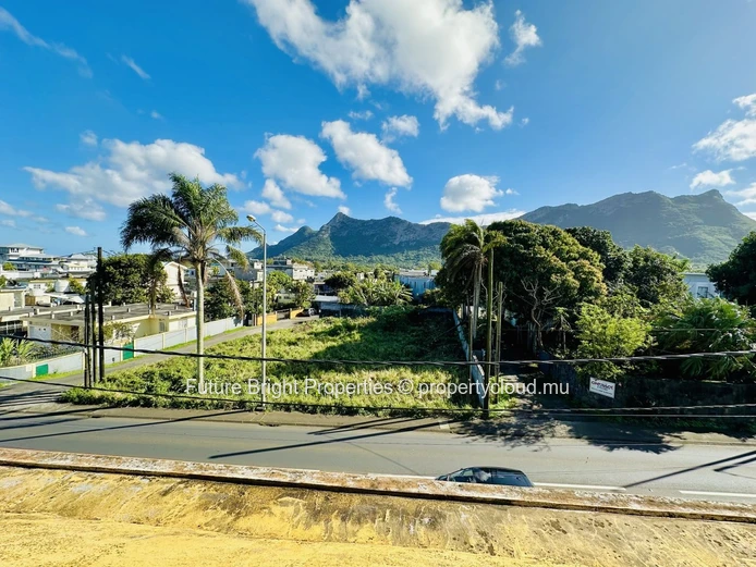 Prime Roadside Property in Moka – Ideal for Residential Living & Commercial Investment