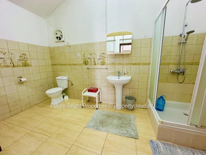 Paradis familial à Vieux Quatre Bornes – Une opportunité d'investissement vous attend!