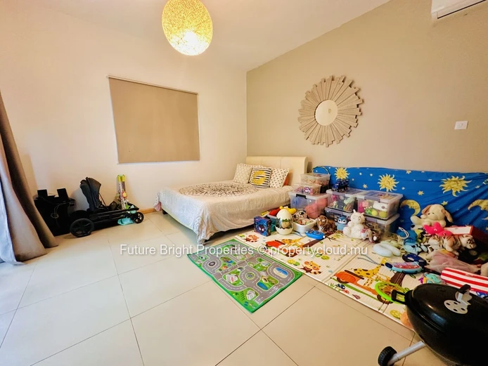 Elegant Family Home with Pool in a Peaceful Neighbourhood