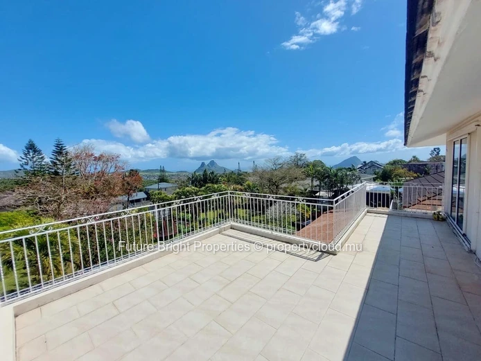 Luxurious Floréal Residence with Breathtaking Views and Stunning Entertainment Spaces