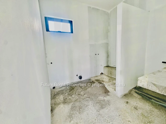 FIRST-FLOOR UNFINISHED APARTMENT FOR SALE – 191 m² OF POTENTIAL IN QUATRE BORNES