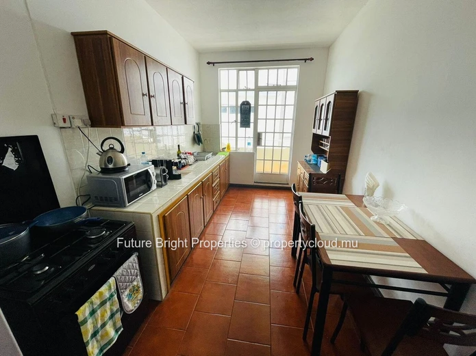 Spacious Charm with Scenic Mountain Views – Your Ideal Urban Retreat