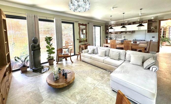 A Sanctuary of Serenity in the Heart of an Enchanting Domaine: An Elegant Haven Embracing Authentic Nature