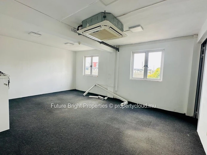 Welcome to an expansive and versatile office space located in the heart of Rose Hill. 