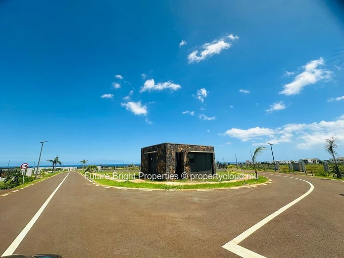  In the heart of the prestigious Flic-en-Flac, own a piece of paradise in an upscale residential neighborhood. 