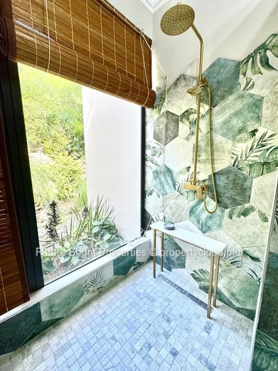 A Sanctuary of Serenity in the Heart of an Enchanting Domaine: An Elegant Haven Embracing Authentic Nature