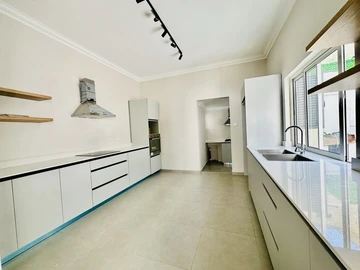 6 Bedroom House