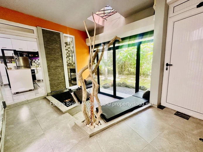 Discover A Unique Artistic Retreat In The Heart Of Grand Baie – The Vale