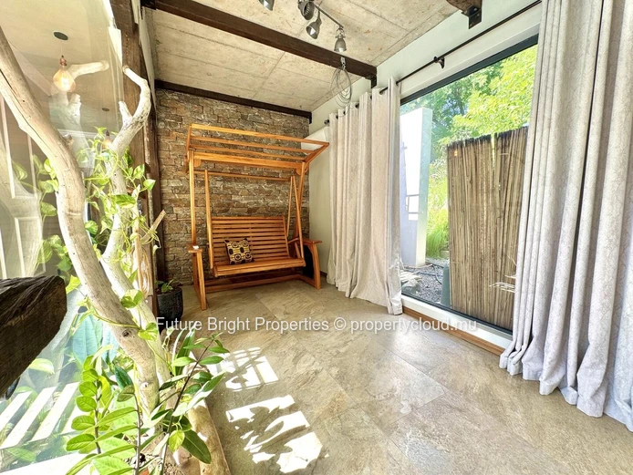 A Sanctuary of Serenity in the Heart of an Enchanting Domaine: An Elegant Haven Embracing Authentic Nature