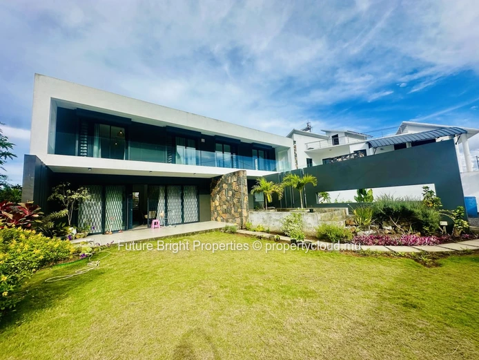 Elegant Family Home For Rent In Rose Hill – Spacious Green Garden & Prime Location