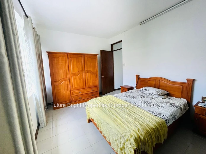 Spacious Charm with Scenic Mountain Views – Your Ideal Urban Retreat