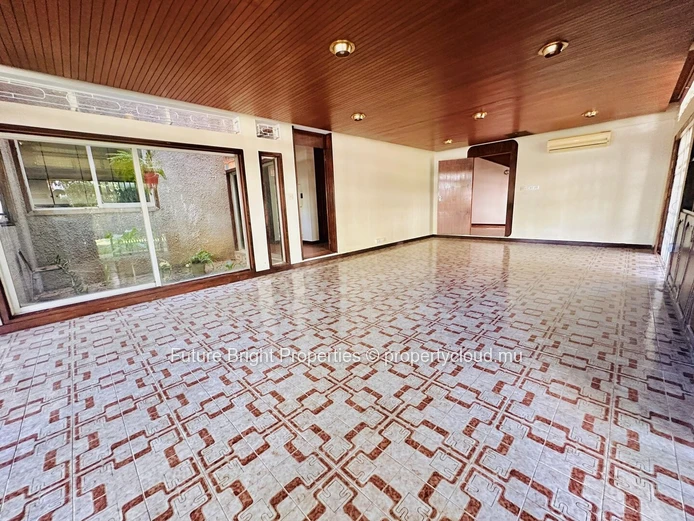 A Spacious Ground-Floor Office Designed for Growth and Success