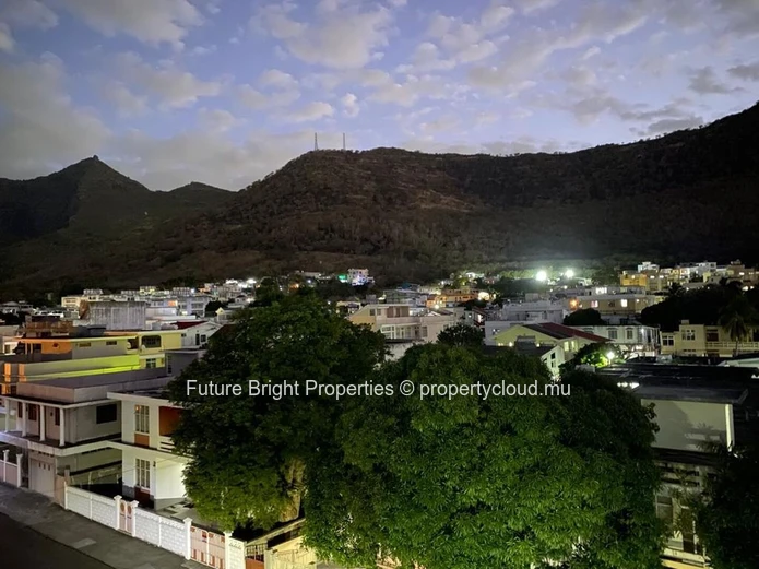 Spacious Charm with Scenic Mountain Views – Your Ideal Urban Retreat