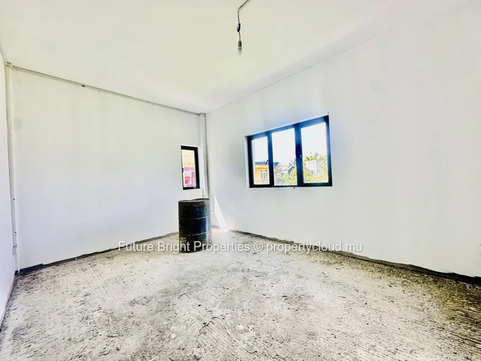 FIRST-FLOOR UNFINISHED APARTMENT FOR SALE – 191 m² OF POTENTIAL IN QUATRE BORNES