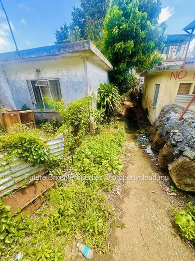 A Promising Opportunity In The Heart Of Vacoas – Spacious 10-Perch Residential Plot