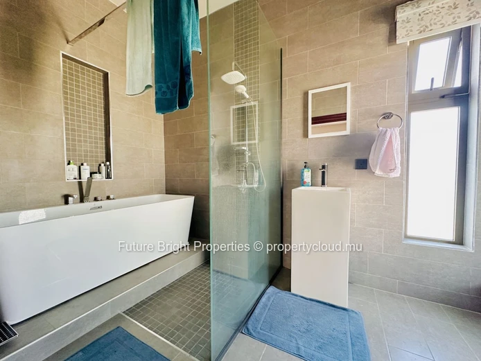 Stunning Modern Family Home with Pool in Chemin Vingt Pied – Prime Northern Location Near Super U & La Croisette