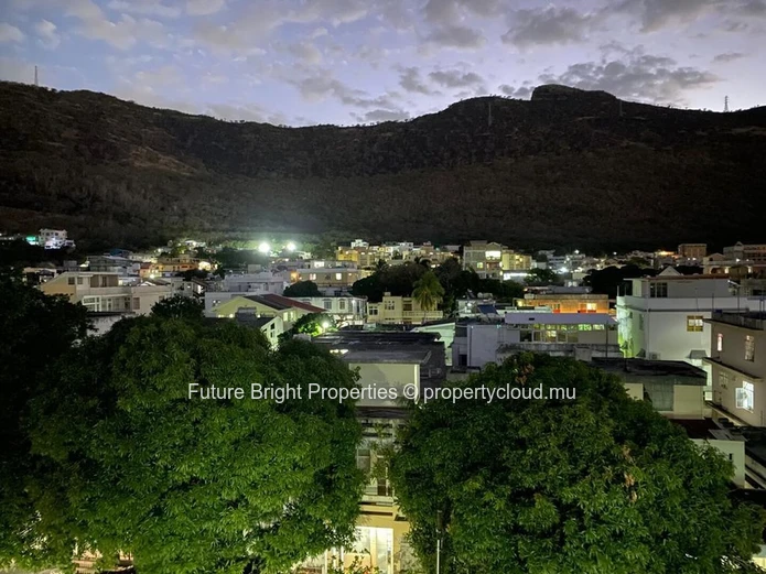 Spacious Charm with Scenic Mountain Views – Your Ideal Urban Retreat