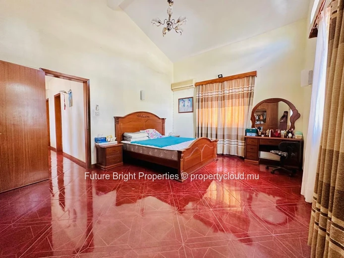 Spacious House , ideal for two Families!