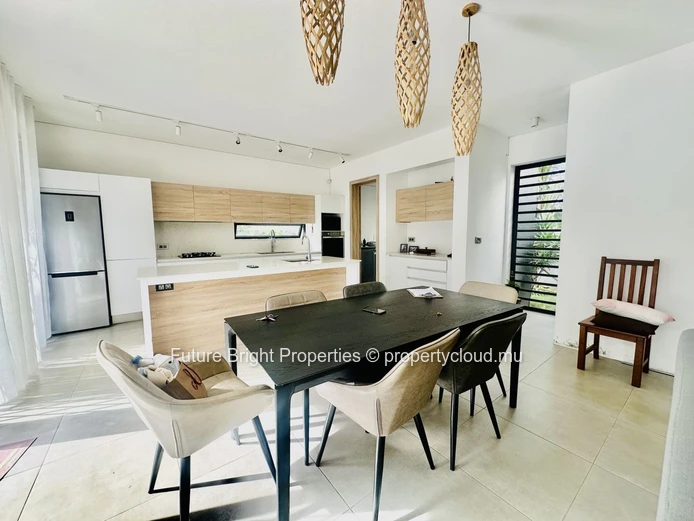 Elegant Family Home For Rent In Rose Hill – Spacious Green Garden & Prime Location