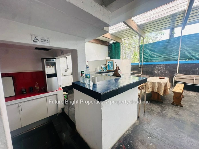 Unlock the potential of your business with this exceptional ground floor commercial property!