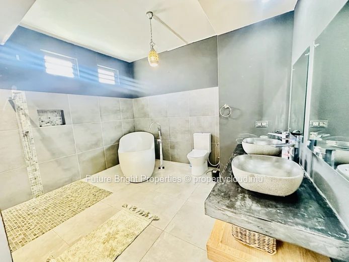 Modern & Luxurious House For Sale In Riverside Balaclava – A Dream Home In A Peaceful Setting