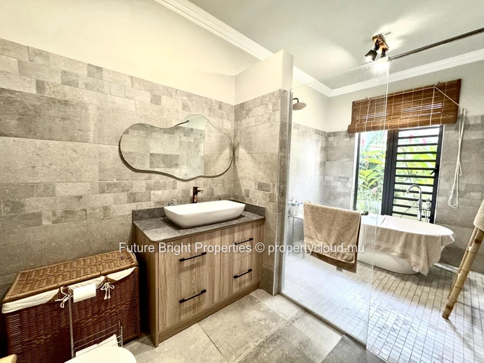 A Sanctuary of Serenity in the Heart of an Enchanting Domaine: An Elegant Haven Embracing Authentic Nature