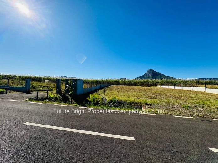  In the heart of the prestigious Flic-en-Flac, own a piece of paradise in an upscale residential neighborhood. 