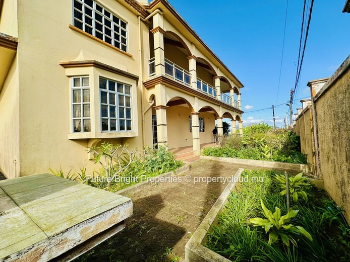Prime Roadside Property in Moka – Ideal for Residential Living & Commercial Investment