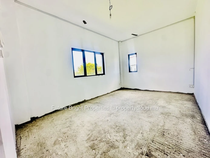 FIRST-FLOOR UNFINISHED APARTMENT FOR SALE – 191 m² OF POTENTIAL IN QUATRE BORNES