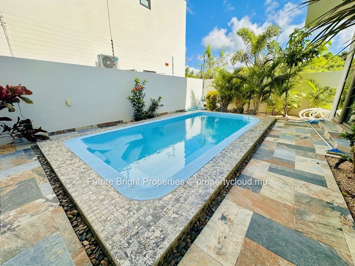 Stunning Modern Family Home with Pool in Chemin Vingt Pied – Prime Northern Location Near Super U & La Croisette