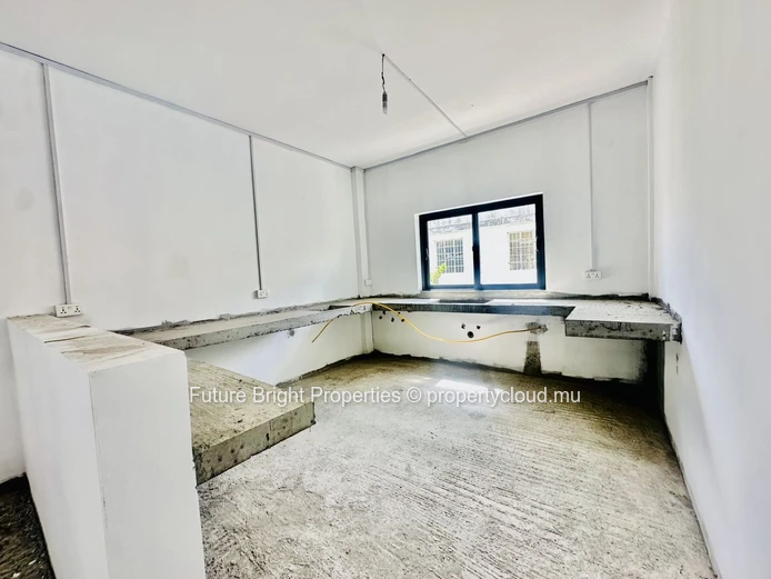 FIRST-FLOOR UNFINISHED APARTMENT FOR SALE – 191 m² OF POTENTIAL IN QUATRE BORNES