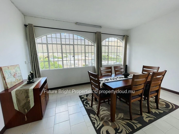 Spacious Charm with Scenic Mountain Views – Your Ideal Urban Retreat