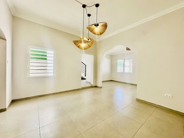 6 Bedroom House