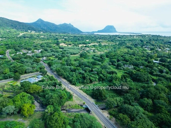 Premium Residential Plot for Sale – Domaine de Palmyre, Petite Rivière Noire (Sole Mandate)