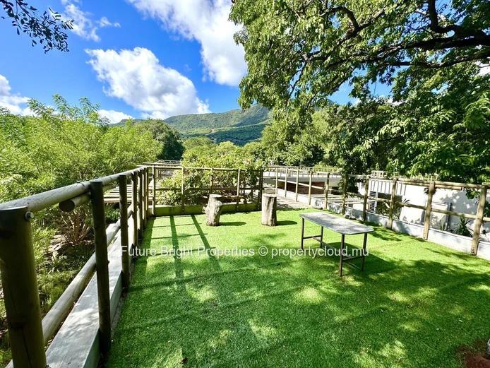 A Sanctuary of Serenity in the Heart of an Enchanting Domaine: An Elegant Haven Embracing Authentic Nature