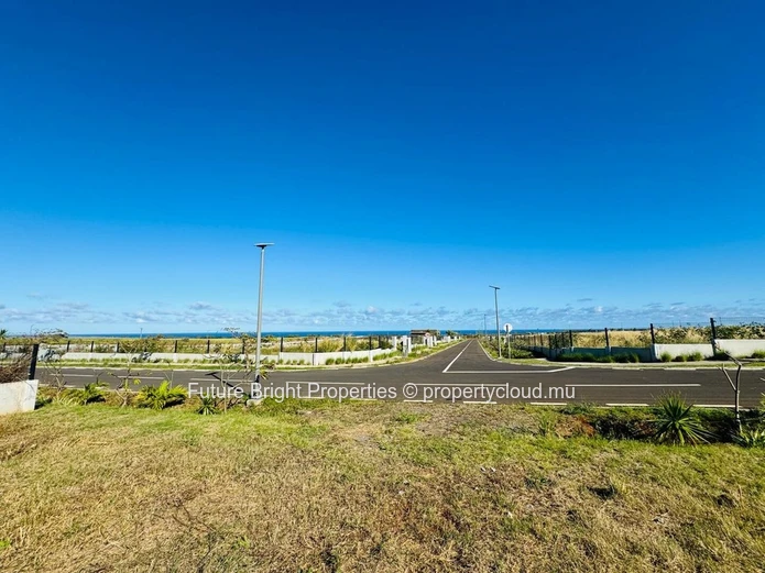  In the heart of the prestigious Flic-en-Flac, own a piece of paradise in an upscale residential neighborhood. 