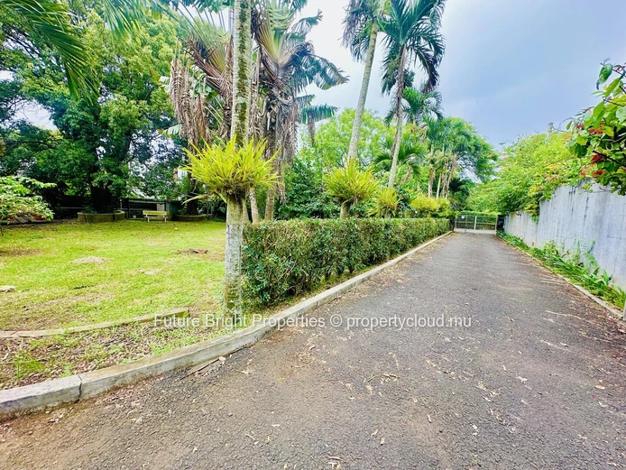 Paradis familial à Vieux Quatre Bornes – Une opportunité d'investissement vous attend!