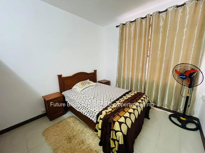 Spacious Charm with Scenic Mountain Views – Your Ideal Urban Retreat