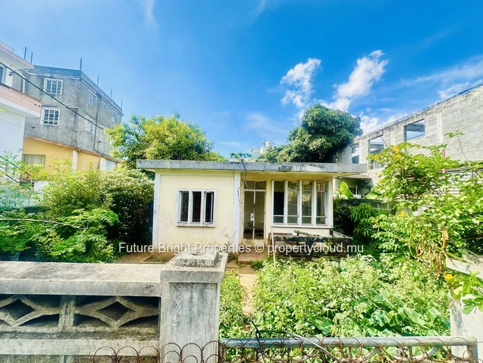 GREAT RESIDENTIAL OPPORTUNITY IN BEAU BASSIN – WELL-SIZED 316m² PLOT WITH EXISTING STRUCTURE
