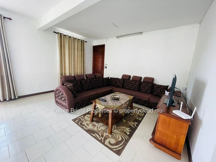 Spacious Charm with Scenic Mountain Views – Your Ideal Urban Retreat
