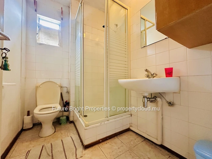 Strategically Located Traditional Apartment Near Trianon & Motorway Access