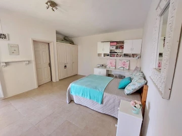 6 Bedroom House