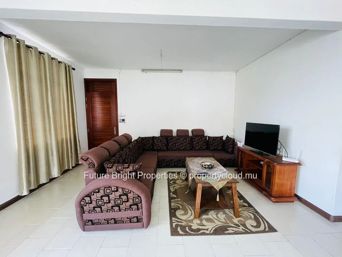 Spacious Charm with Scenic Mountain Views – Your Ideal Urban Retreat