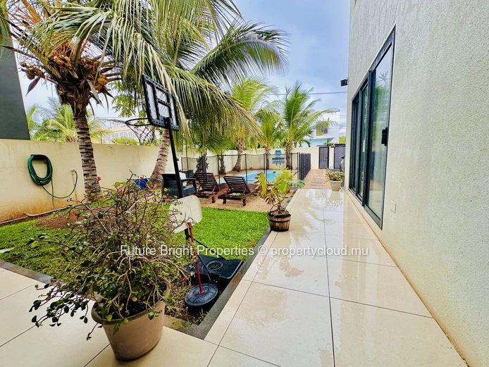 Elegant Family Home with Pool in a Peaceful Neighbourhood