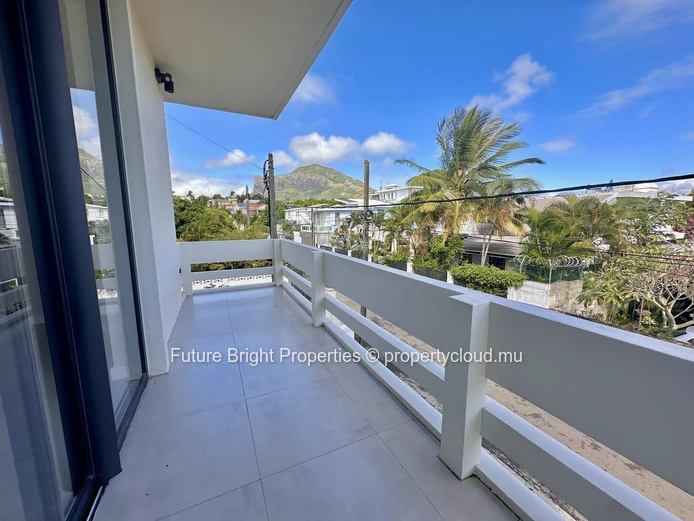 Modern & Bright Apartment Near Jardin Cavalot – Roches Brunes