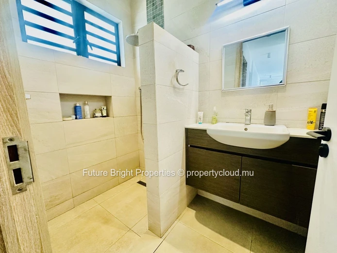 Elegant Family Home For Rent In Rose Hill – Spacious Green Garden & Prime Location