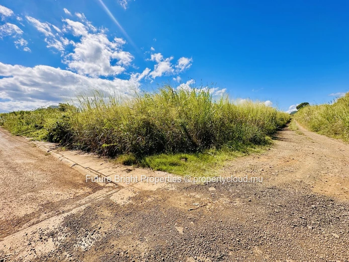 Exceptional Investment Plot – 846 Toises with Easy Access