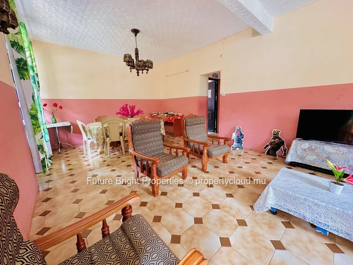 Excellent Investment Opportunity – Traditional Family Home with Rental Income in Roches Brunes